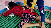 Девушка с шикарными волосками дрочит анально-вагинальную пилотку с помощью дилдо